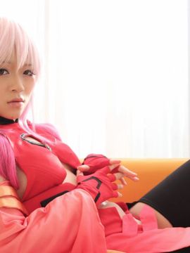 美少女コスプレイヤーが勃起したムスコとタマをねっとりと優しく舐めバキュームフェラでドッ_Riona Minami-Inori Yuzuriha-022