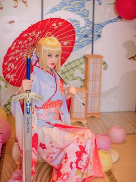 《Fate Stay Night》Saber晴着ver.~吾王和服新年挂画 C O S P L A Y_骑士王Saber晴着鲜艳和服登场 一改往日朴素风格 (7)