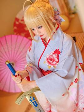 《Fate Stay Night》Saber晴着ver.~吾王和服新年挂画 C O S P L A Y_骑士王Saber晴着鲜艳和服登场 一改往日朴素风格 (9)