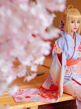 《Fate Stay Night》Saber晴着ver.~吾王和服新年挂画 C O S P L A Y_骑士王Saber晴着鲜艳和服登场 一改往日朴素风格 (12)