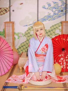 《Fate Stay Night》Saber晴着ver.~吾王和服新年挂画 C O S P L A Y_骑士王Saber晴着鲜艳和服登场 一改往日朴素风格 (13)