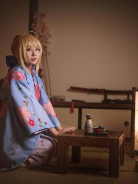 《Fate Stay Night》Saber晴着ver.~吾王和服新年挂画 C O S P L A Y_骑士王Saber晴着鲜艳和服登场 一改往日朴素风格 (20)