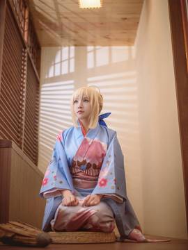 《Fate Stay Night》Saber晴着ver.~吾王和服新年挂画 C O S P L A Y_骑士王Saber晴着鲜艳和服登场 一改往日朴素风格 (26)