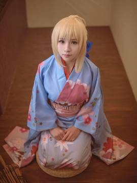 《Fate Stay Night》Saber晴着ver.~吾王和服新年挂画 C O S P L A Y_骑士王Saber晴着鲜艳和服登场 一改往日朴素风格 (27)