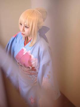 《Fate Stay Night》Saber晴着ver.~吾王和服新年挂画 C O S P L A Y_骑士王Saber晴着鲜艳和服登场 一改往日朴素风格 (28)