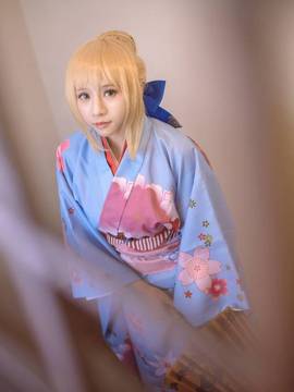 《Fate Stay Night》Saber晴着ver.~吾王和服新年挂画 C O S P L A Y_骑士王Saber晴着鲜艳和服登场 一改往日朴素风格 (30)